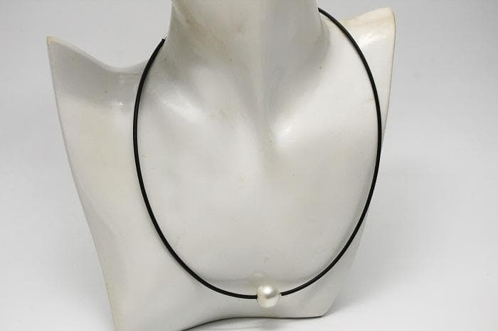 (Second-hand) South Sea white pearl beaded necklace: This pearl necklace features a 13mm South Sea white pearl at its center, designed in a perforated style. The large size and charming luster of this South Sea white pearl make it eye-catching. The