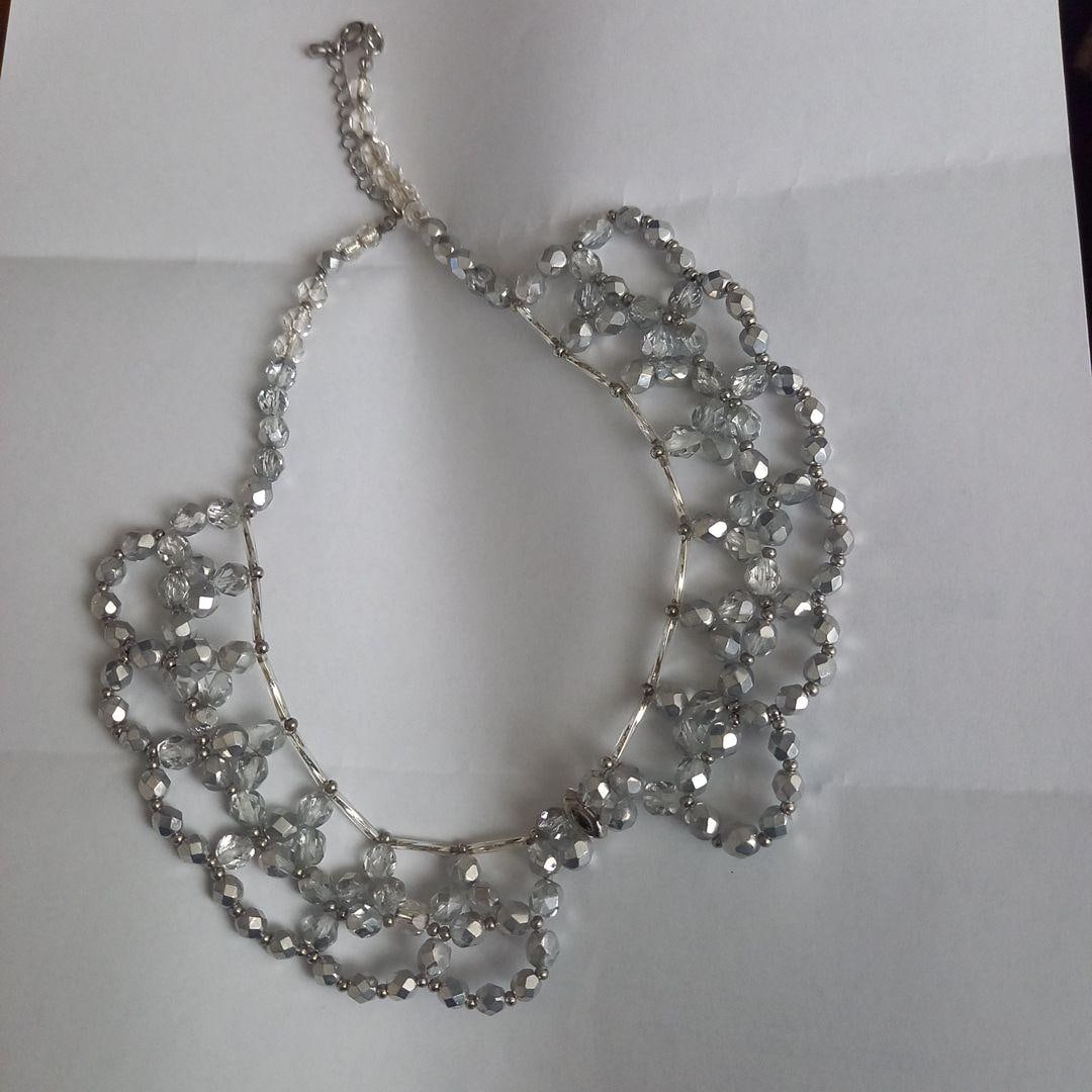 (Second-hand) Crystal bead necklace: An elegant necklace made of transparent crystal beads. Material: Crystal Color: Transparent Style: Neck chain Design: Beaded decoration Length adjustment: With adjuster