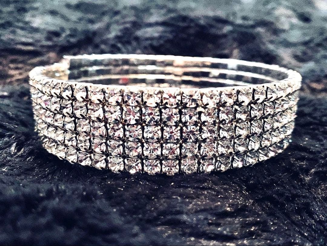 (Second-hand) Silver necklace with crystal embellishments. Can also be worn as a bracelet.: This shiny necklace (bracelet) features a silver base set with crystal stones.