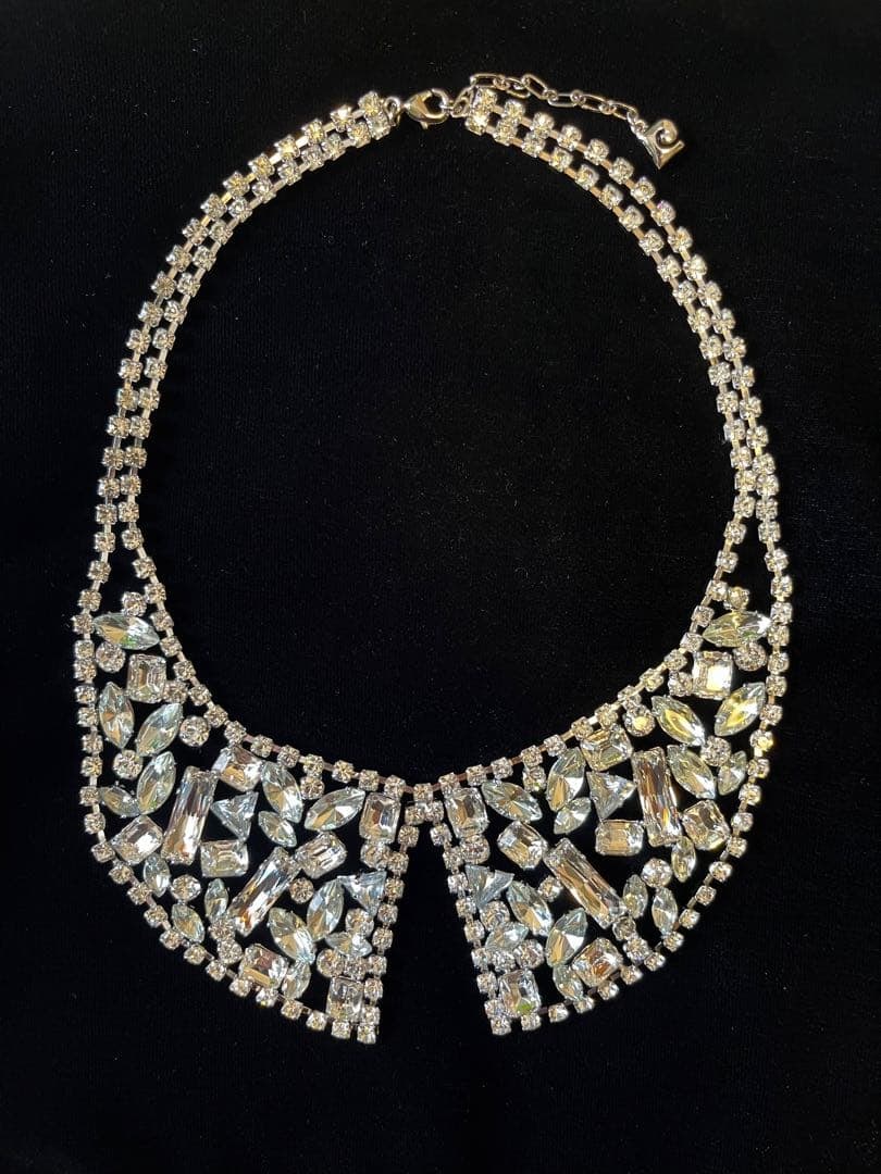 (Second-hand) Water drill necklace: The shape of this necklace is like a shawl collar, made up of a large number of various shapes of water diamonds.