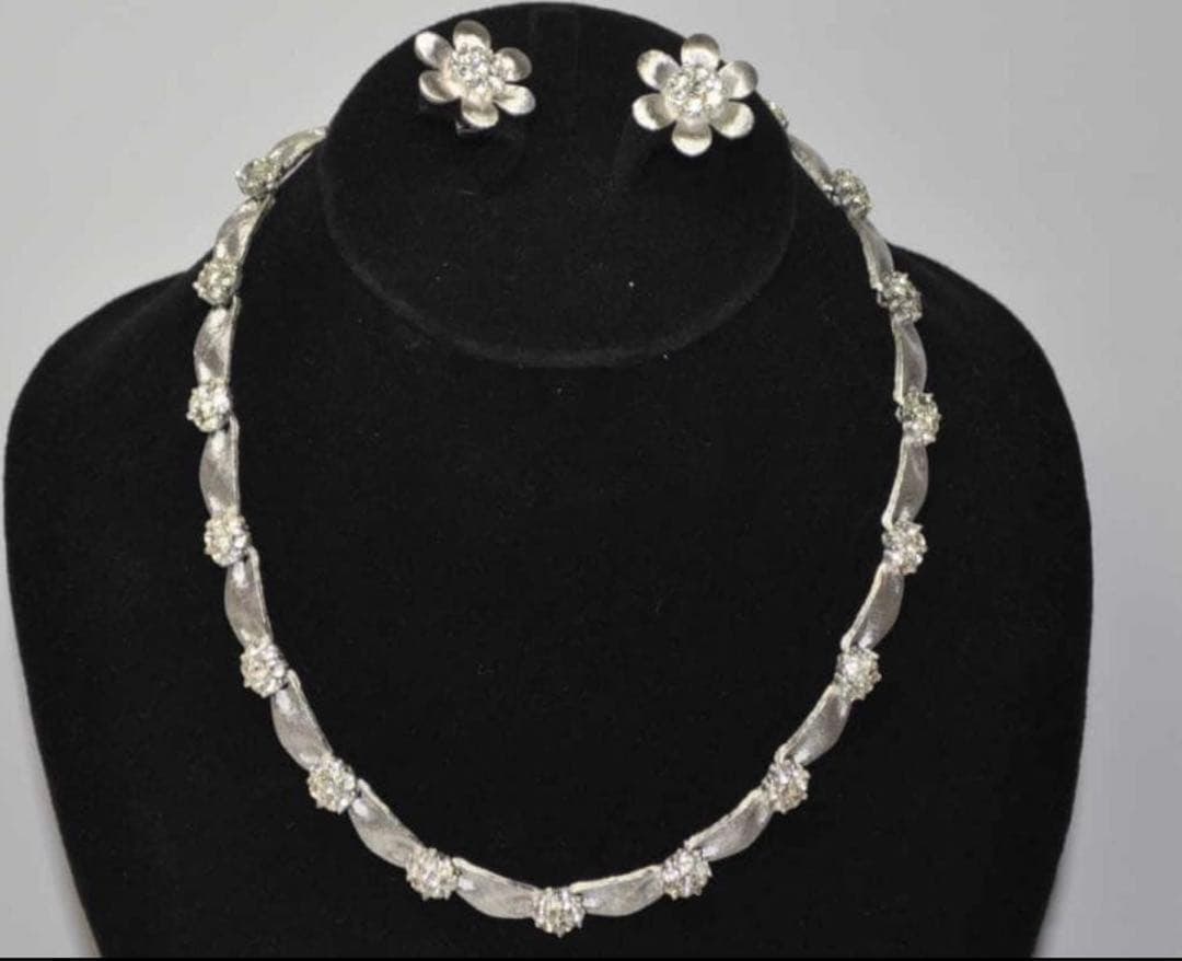 (Second-hand) Trifari Rhinestone Inlaid Silver Necklace and Earrings (1 of 8)