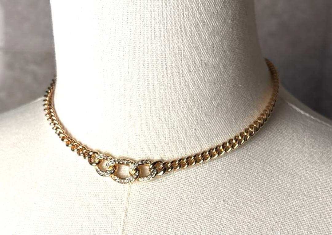(Second-hand) Christian Dior Crystal Necklace: This is the Dio(r)evolution necklace from the Christian Dior collection. Product Details Brand Name: Christian Dior Material: Gold-tone metal, white crystals Size: Approximately 43 cm (with 5 cm