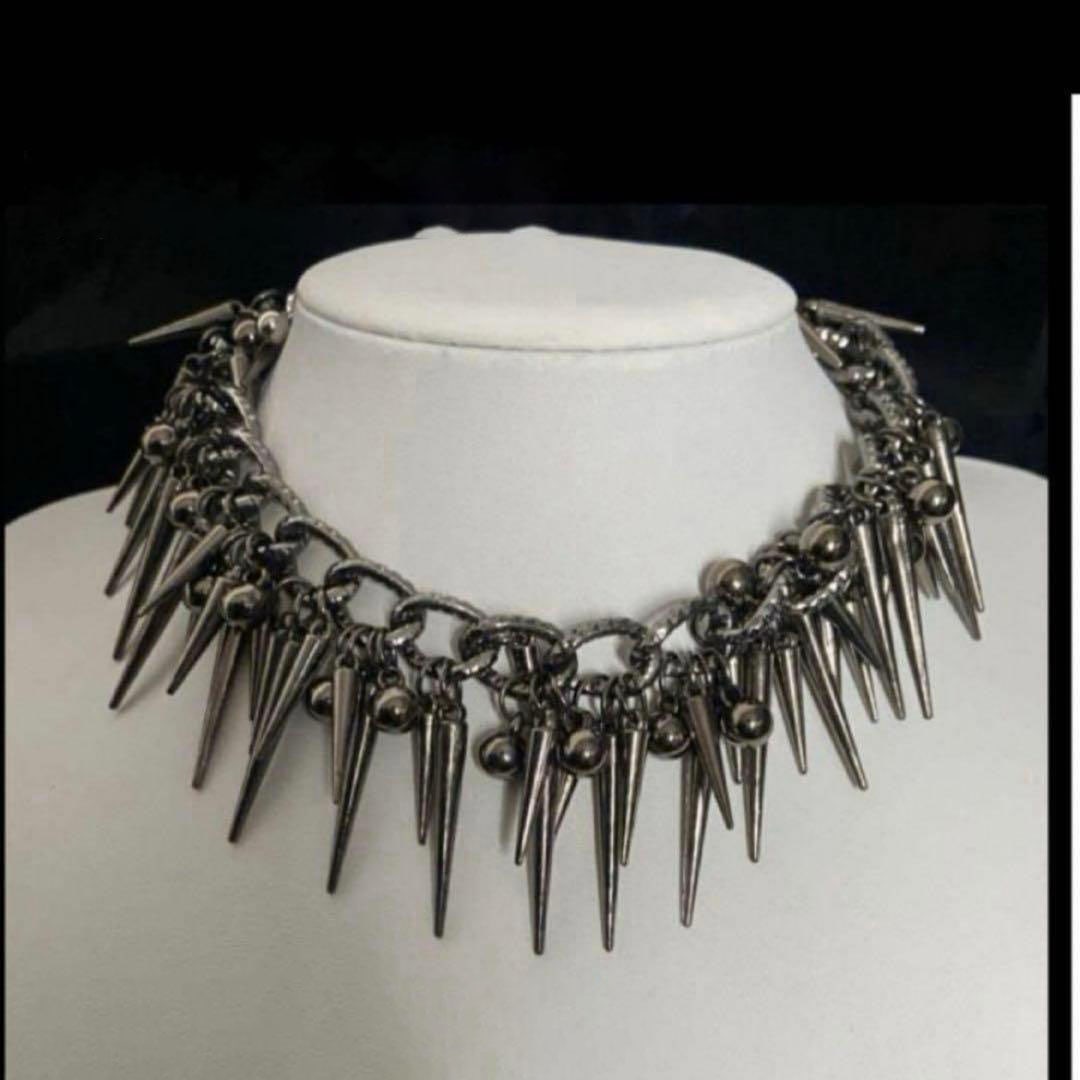 (Second-hand) Spiked Punk Style Necklace: This is a chain necklace with metal rivets all over it. Although it gives a tough feeling, it can be widely used as a clothing accessory. Size approximately 31.5 cm + approximately 10.5 cm (extension