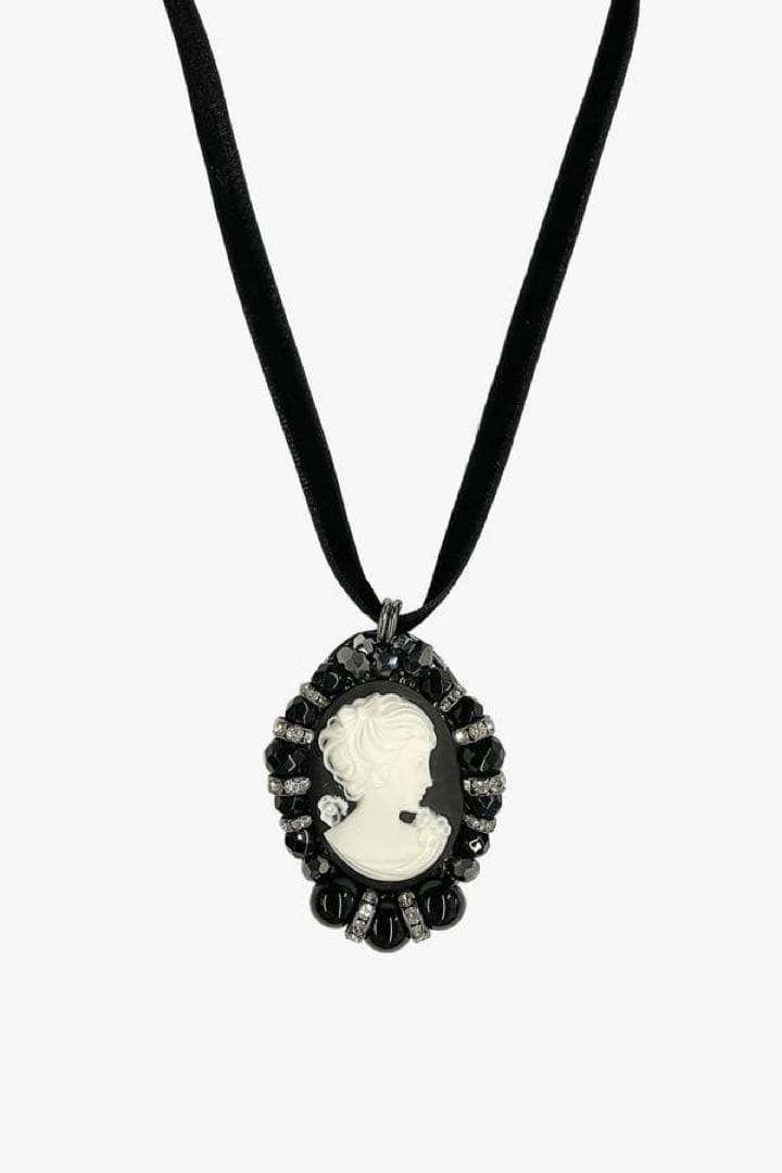 (Second-hand) Anna Sui Erickson Beamon Embossed Necklace: Color: Black Material: Suede/velvet Accessories: No accessories No scratches or discoloration Resin crystal pattern pendant Self-tie design Total length 30 centimeters This is a collaboration