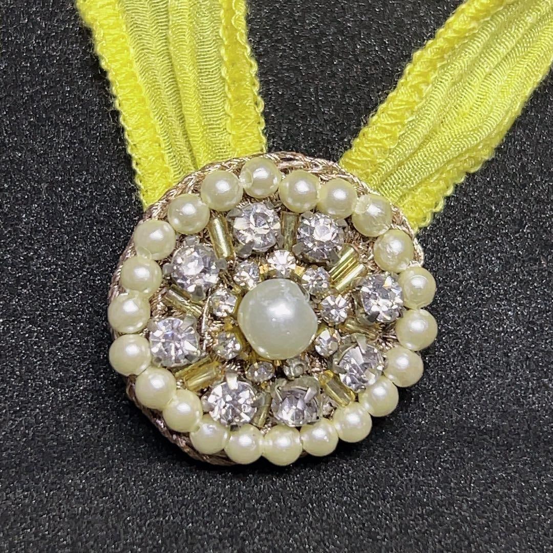 (Second-hand) MAYGLOBE Pearl Necklace: This is a beaded pearl necklace from the brand MAYGLOBE under Tribaluxe. This exquisite design features a large pearl at the center, surrounded by water diamonds and small pearls. The bright yellow