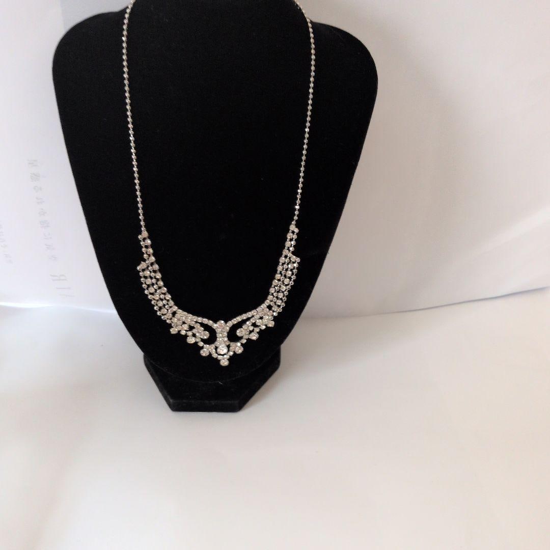 (Second-hand) An elegant silver necklace. (1 of 6)