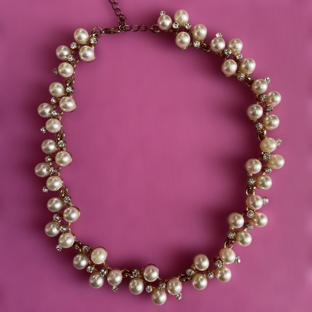 (Second-hand) Beige pearl and cubic zirconia necklace: Beige pearls and sparkling zircon stones make up a lovely necklace. The total length is 35 centimeters.