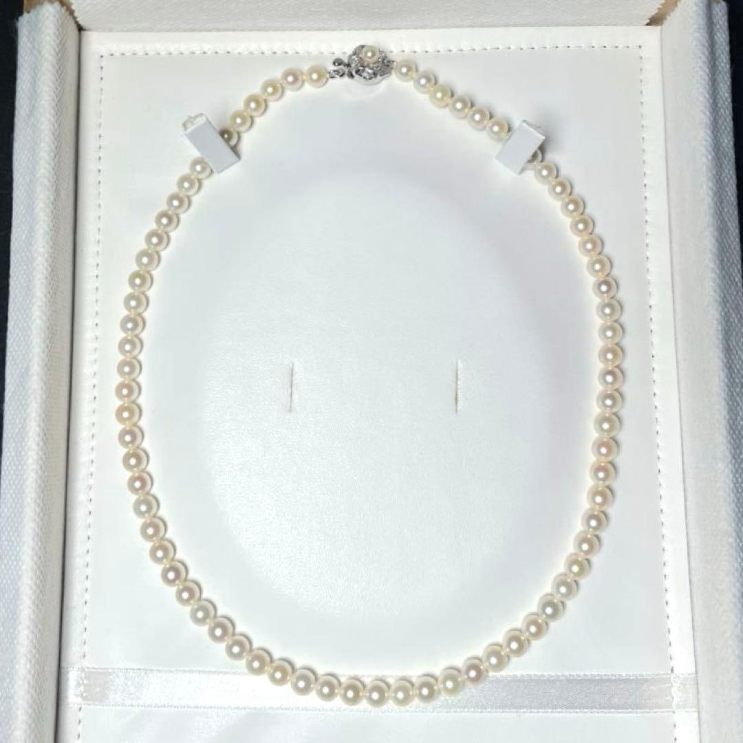 (Second-hand) Akoya White Pearl, Japanese Pearl Necklace: Akoya White Pearl, Japanese Pearl Necklace Pearl diameter: approximately 5.5-5.8 millimeters Wearing length: approximately 42.5 centimeters Pearl shape: round Marked as silver