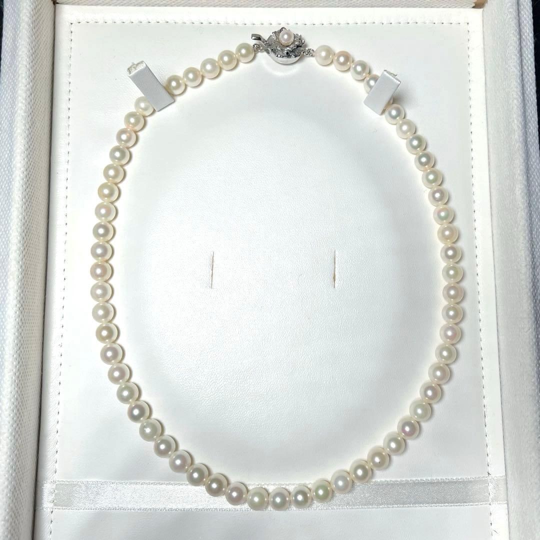(Second-hand) White Akoya Pearl Necklace: White Akoya Pearl Necklace Bead diameter: approximately 6.4-6.8 millimeters Length when worn: approximately 41 centimeters Bead shape: round Marked as silver