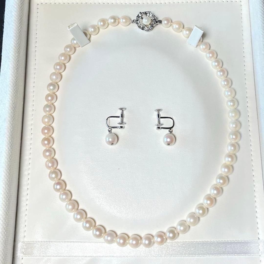 (Second-hand) Akoya White Pearl Necklace and Earrings: Akoya White Pearl Necklace and Earrings Pearl Diameter: Necklace: Approximately 7.0-7.5 mm Earrings: Approximately 7.4-7.5 mm Length when worn: Approximately 41 cm Pearl Shape: Round Marked as silver