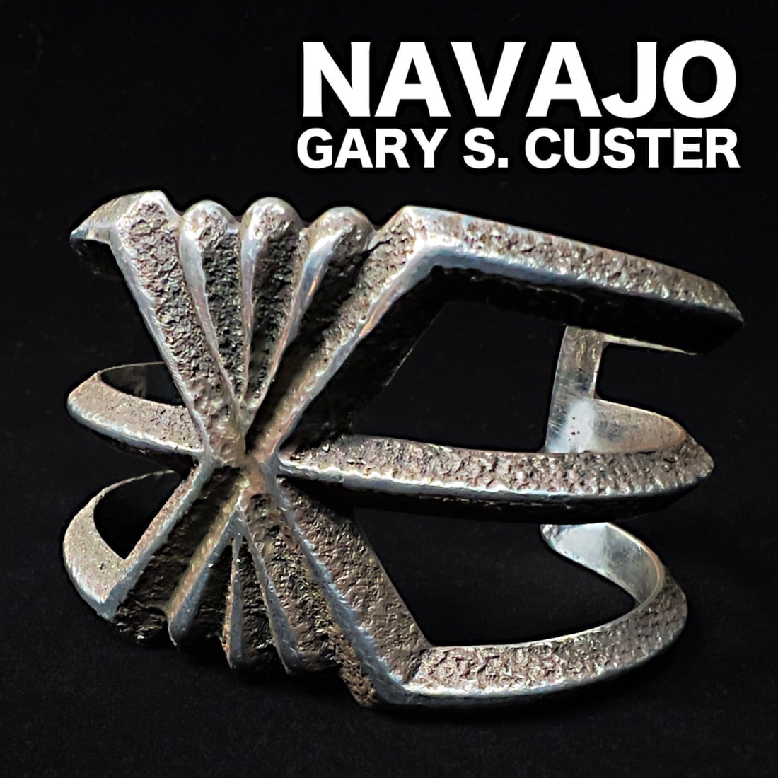 (Second-hand) Navajo Gary S. Custer GSC Pure Silver Cast Wide Cuff Bracelet: Gary Custer Gary Sunburst Spider Heavy Pure Silver Bracelet. [Material] Pure silver [Color] Silver [Size] Inner circumference: approximately 135 mm, opening approximately 28 mm [Description] The maxim