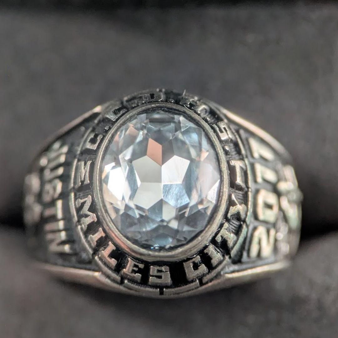 (Second-hand) Size 17, retro college style ring: On the 17th, retro college style ring, American vintage style, exquisitely shiny facet cut. This multi-faceted cutting technique can reflect light, shining with beautiful brilliance! It looks vivid.