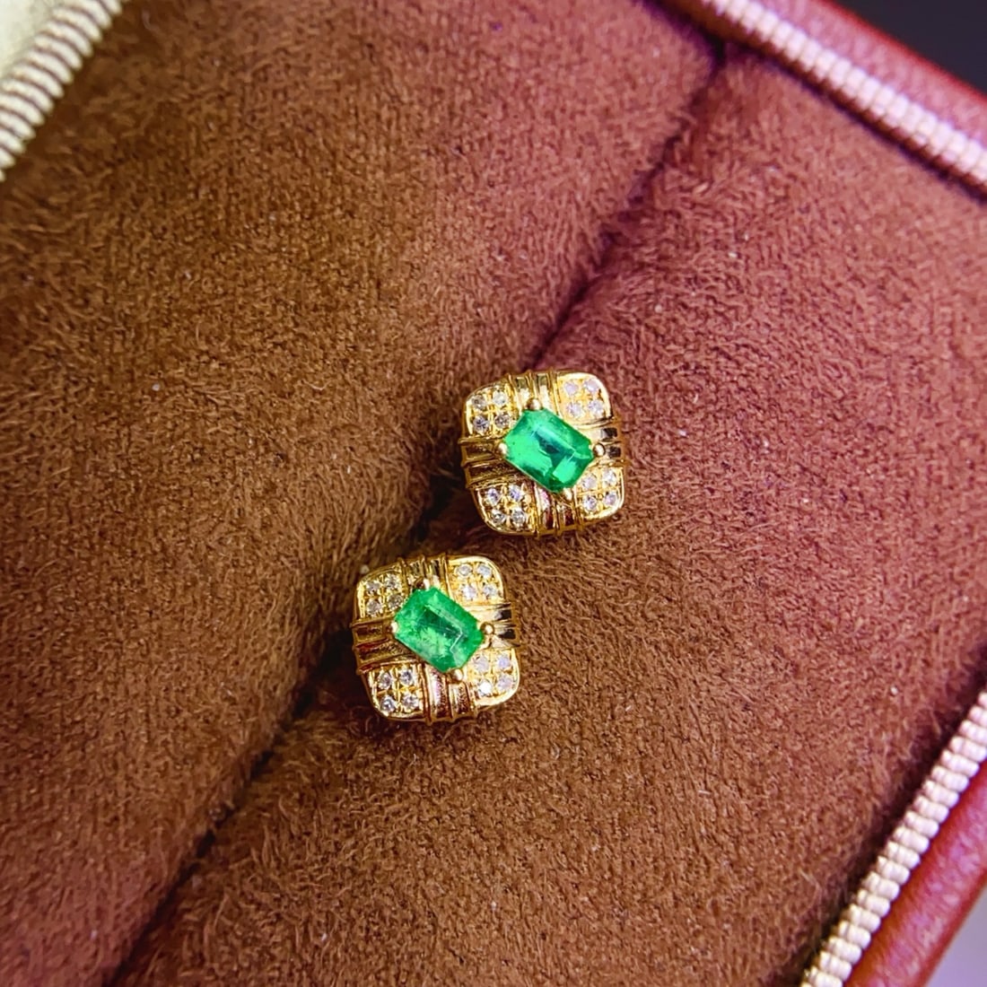 18K Gold Emerald Earrings: This pair of 18K Gold Emerald Earrings unveils the secret to an enchanting aura. Fashion-forward and designed to make an exceptional impression, these earrings are perfect for enhancing your daily