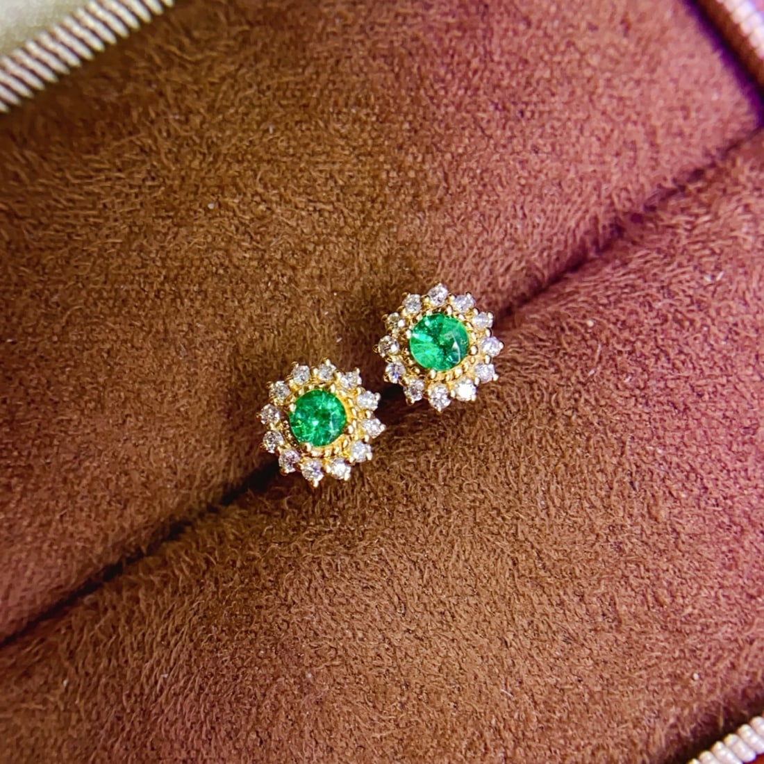 18K Gold Emerald Earrings: This pair of 18K Gold Emerald Earrings captures the essence of modern elegance and fashion. Designed to enhance your aura, these earrings are the perfect accessory for any occasion, offering a