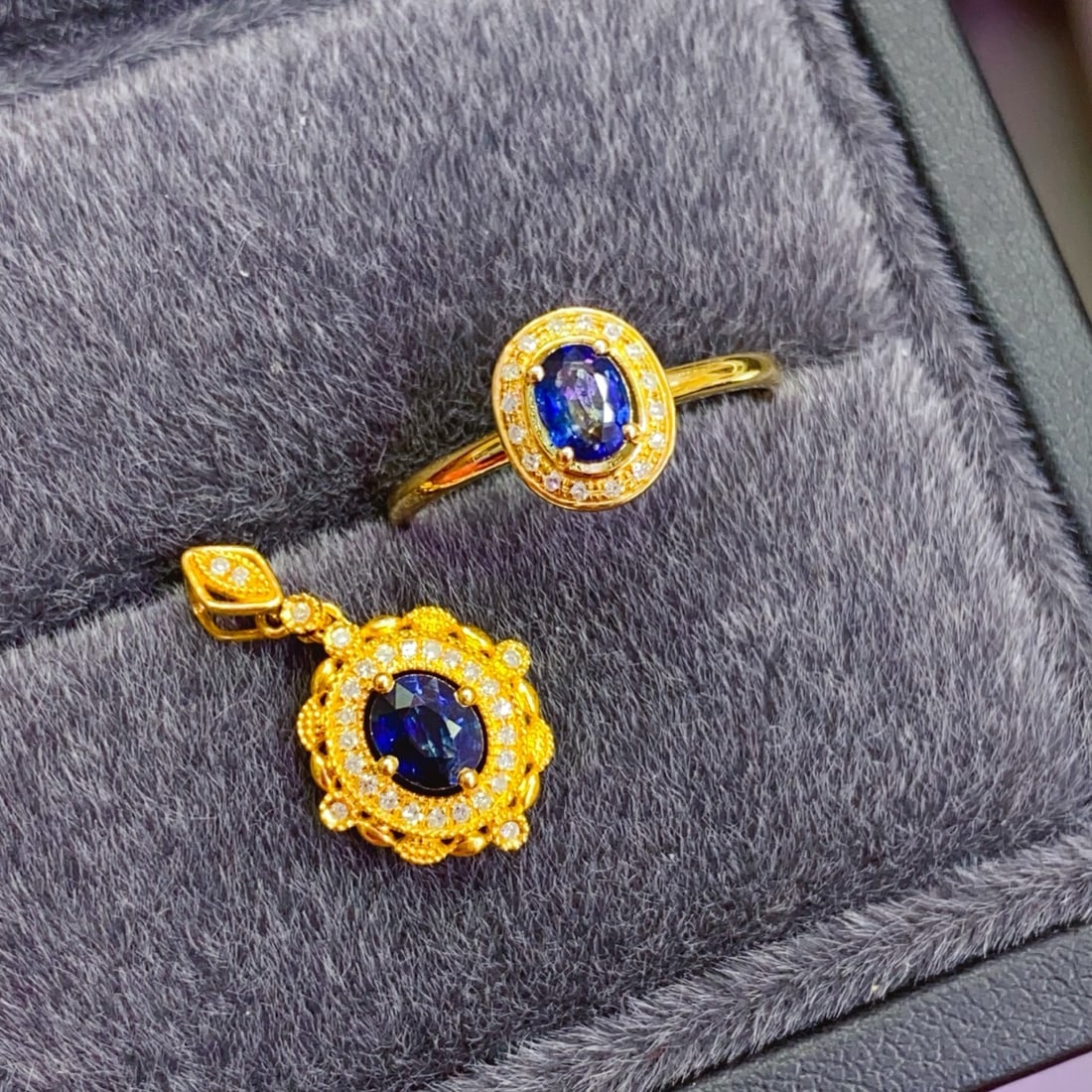 18K Gold Sapphire Set: This exquisite 18K Gold Sapphire Set is a harmonious blend of elegance and luxury. The set includes a stunning pendant and a matching ring, both adorned with natural sapphires that exude a deep,