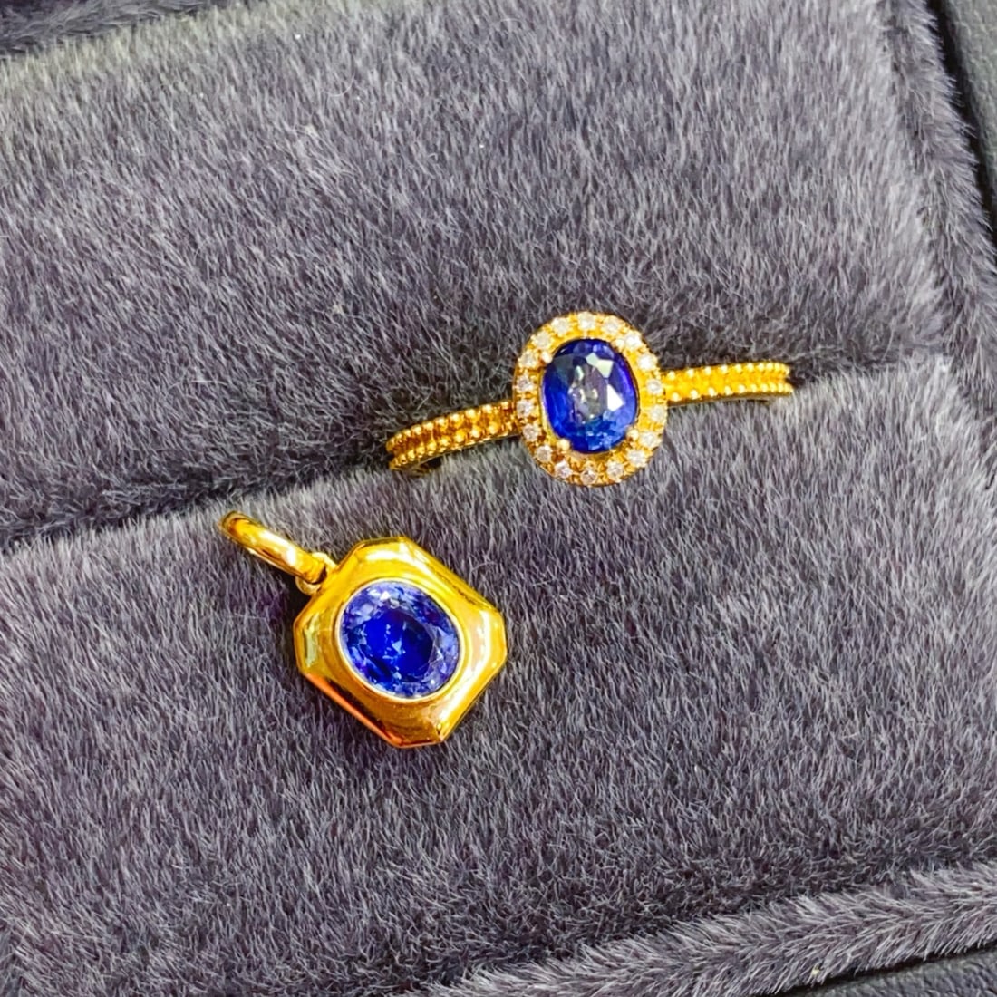 18K Gold Sapphire Set: This 18K Gold Sapphire Set is a masterpiece of elegance and sophistication. The natural sapphires, adorned with sparkling diamonds, create a stunning visual effect that enhances the allure of any