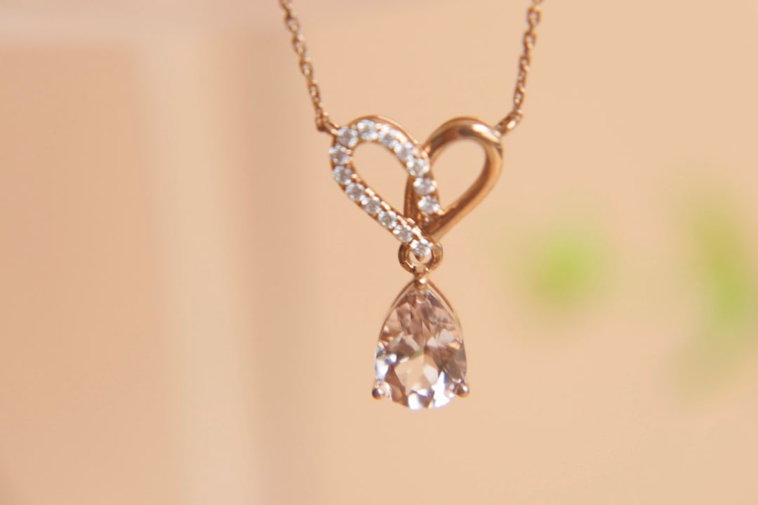 18K Gold Morganite Necklace: This necklace embodies the perfect harmony between elegance and sophistication, crafted from luxurious 18K gold. The natural morganite stone is celebrated for its clean crystal clarity and