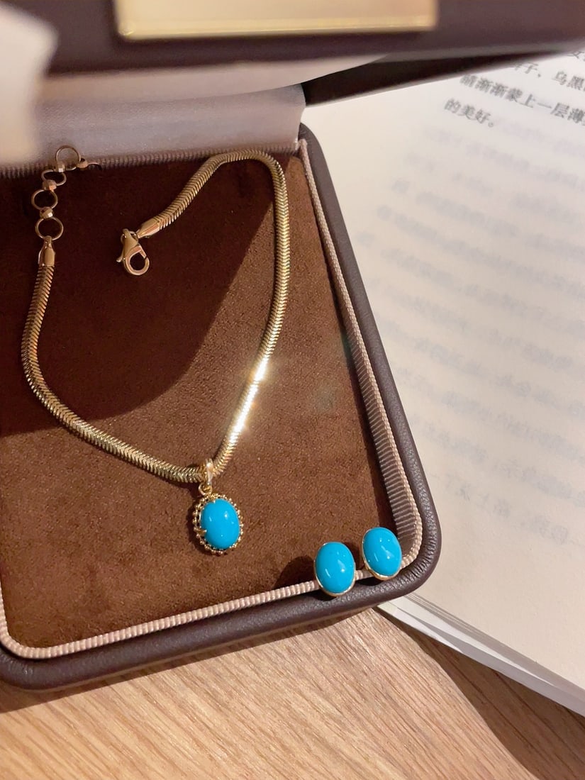 18K Gold Turquoise Set: This 18K Gold Turquoise Set is a testament to the timeless beauty of turquoise, making it a must-have for daily wear. The vibrant turquoise stones are expertly set in luxurious 18K gold, enhancing
