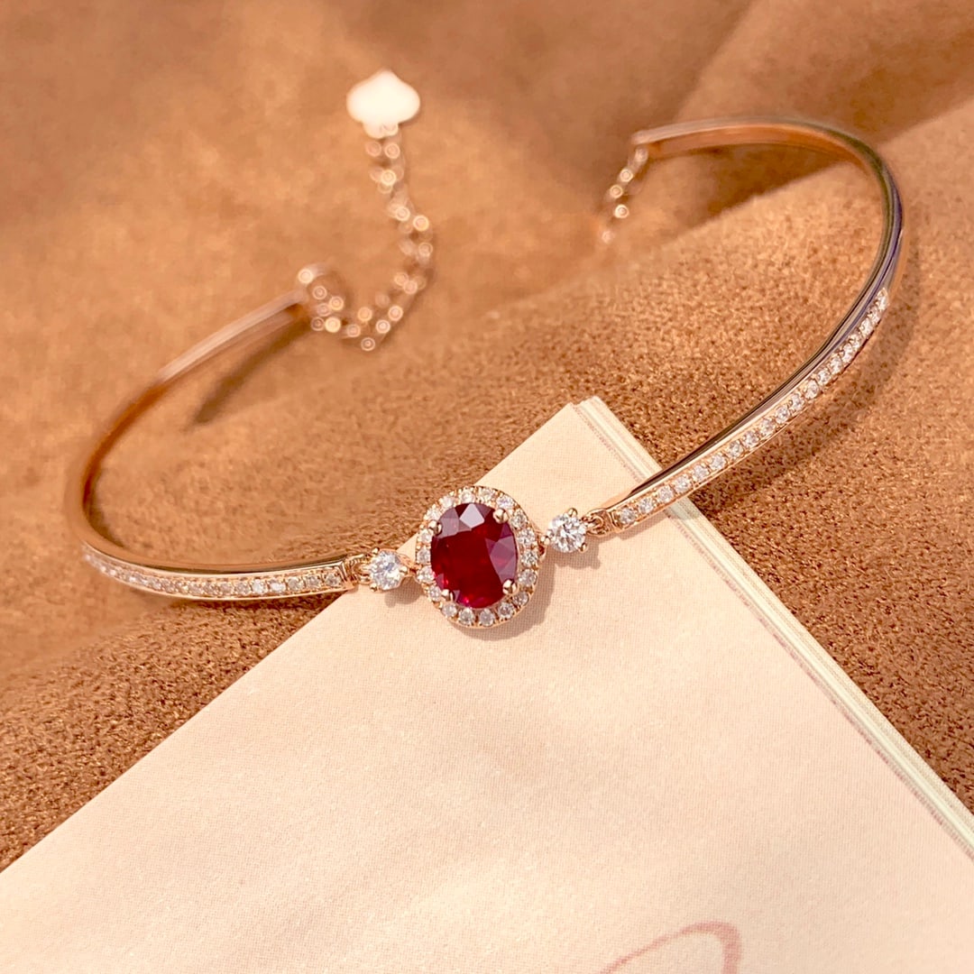 18K Gold Ruby Bracelet: This bracelet embodies the warmth of life and the expression of deep emotions. The fiery ruby, known as the stone of love, symbolizes unwavering fidelity and passion. Paired harmoniously with sparklin