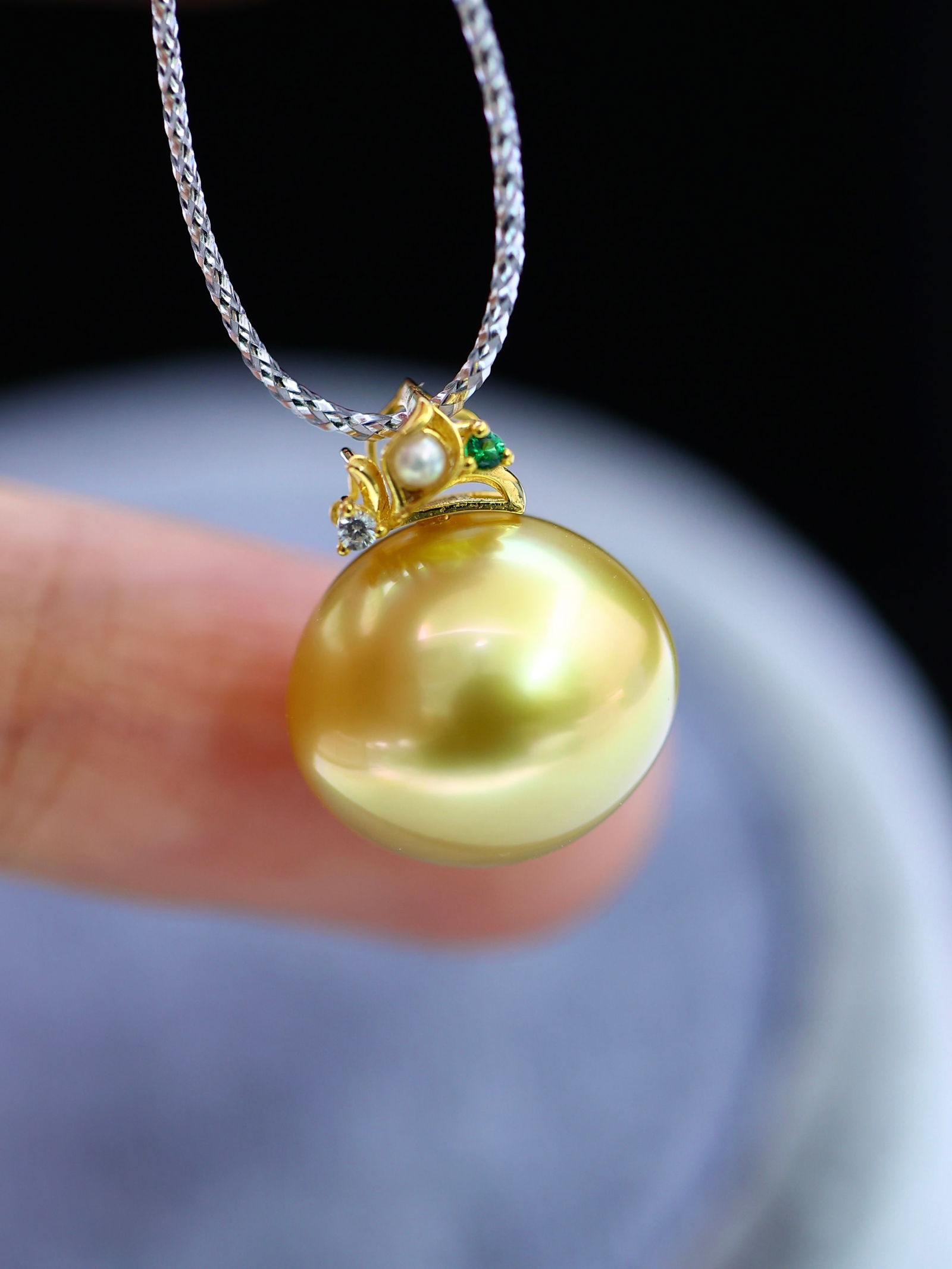 18k gold natural pearl pendant: This pendant exudes an aura of opulence with its exquisite 18K gold setting, perfectly cradling a lustrous South Sea pearl. The pearl, boasting an intense golden hue, is renowned for its exceptional
