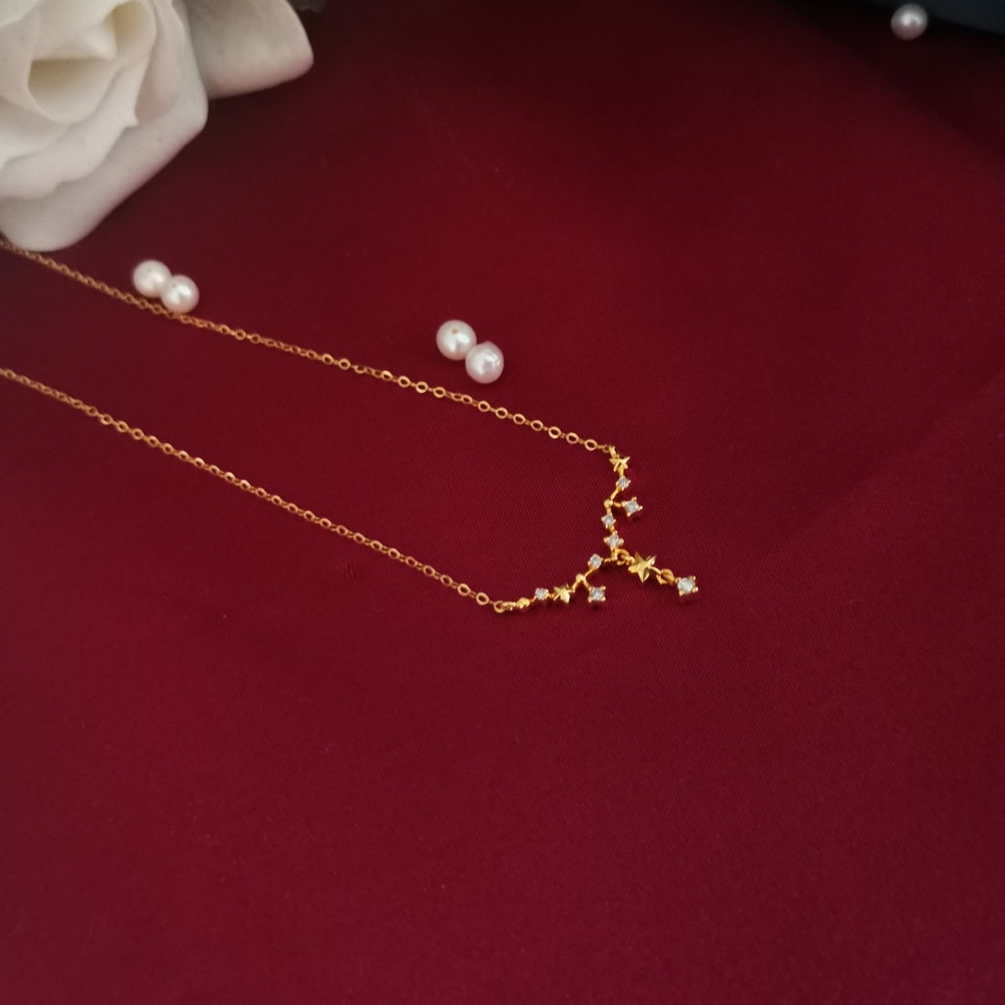 18K Gold Diamond Necklace: This necklace captures the essence of a celestial dream, where diamonds dance like shooting stars across a night sky. Each diamond moves with a graceful elegance, reminiscent of a meteor shower,