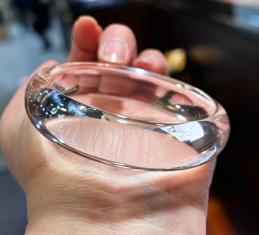 Crystal Bracelet: This crystal bracelet, often hailed as the 'King of Crystals', showcases a flawless clarity that truly captivates. Its exquisite craftsmanship ensures a stunning appearance, enhancing the elegance of