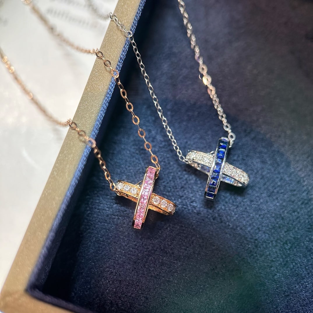 18K Gold Sapphire Diamond Necklace: This exquisite 18K Gold Sapphire Diamond Necklace features an iconic intertwined design that symbolizes unwavering emotional bonds. The clever fusion of vibrant sapphires and sparkling diamonds