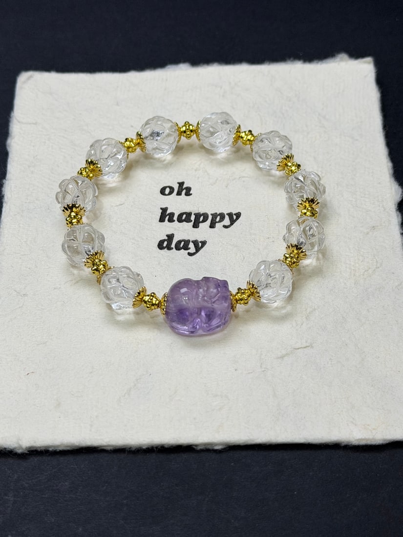 Crystal Amethyst Bracelet: This exquisite bracelet artfully combines the pure clarity of white crystal with the regal allure of amethyst. The amethyst Pixiu serves as the central gemstone, symbolizing wisdom and attracting