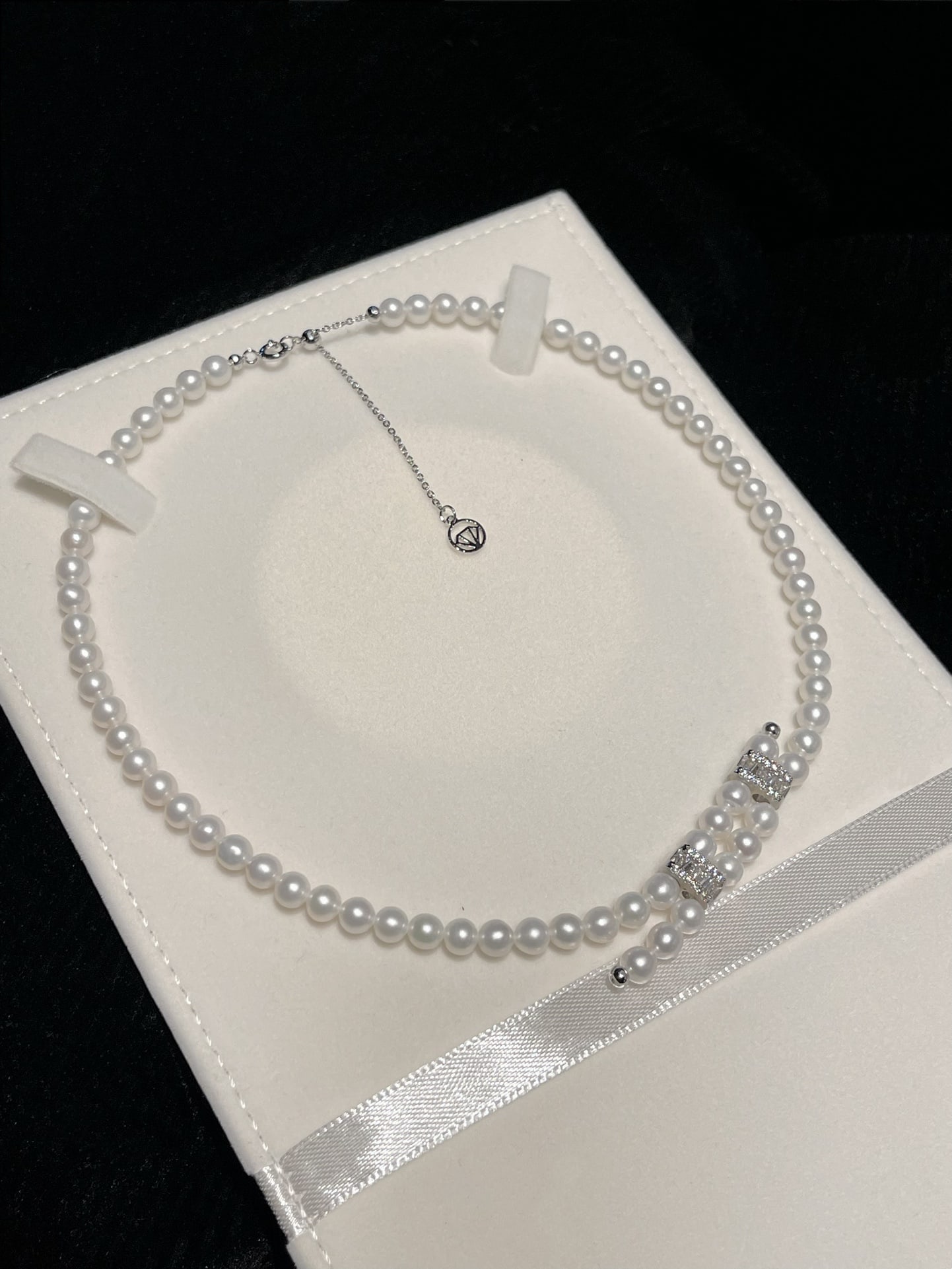 Natural Freshwater Pearl Necklace: This necklace is a must-have for the fashion-forward individual, making a striking impression with its unique yet understated design. It effortlessly breaks the mold, offering a piece that is both mem