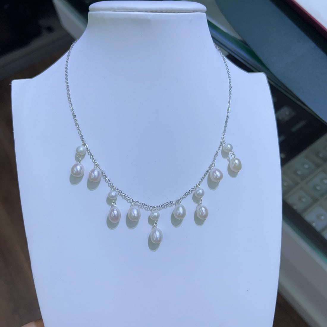 Natural Pearl Necklace: This necklace captures the essence of French romance with its delicate design, perfectly suited for those who appreciate simplicity and elegance. The natural white pearls are not only of high quality
