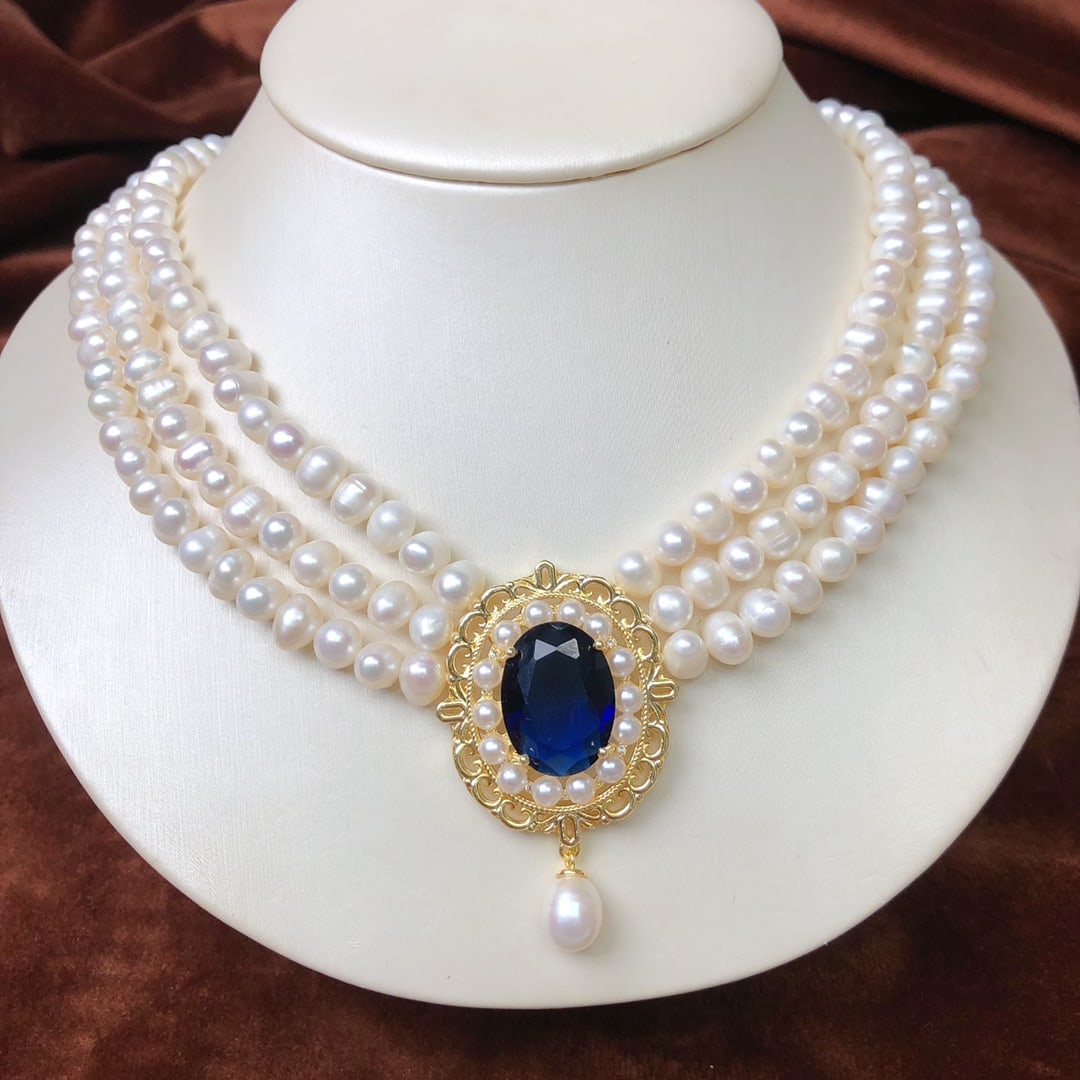 Natural Pearl Necklace: This pearl necklace beautifully captures the essence of classic beauty with a modern twist. Its noble and vintage-inspired design features natural pearls, each measuring approximately 6-7mm, making it