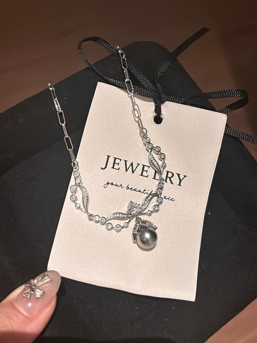 18K Gold Tahitian Pearl Necklace: This necklace captures the essence of regal elegance with its exquisite crown design, adorned with a lustrous Tahitian pearl. The meticulous craftsmanship of the 18K gold ensures durability while addi