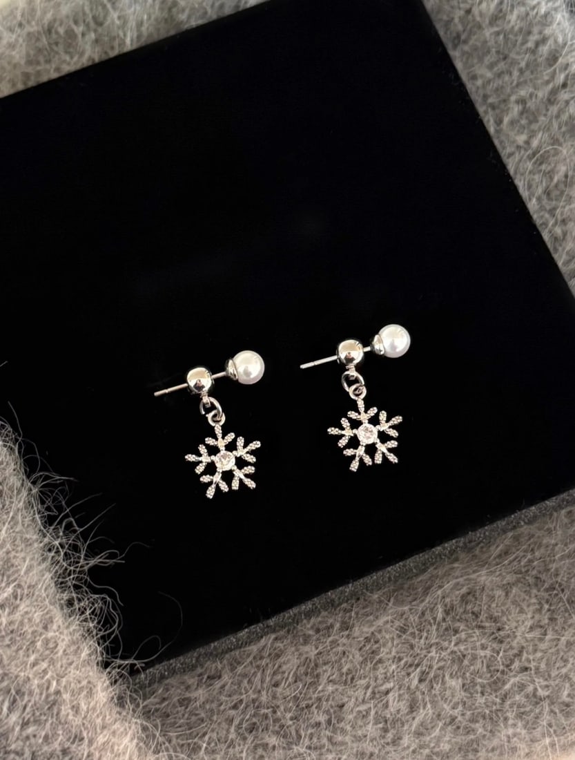 18K Gold Pearl Earrings: This pair of earrings captures the essence of winter romance with playful and cute snowflake studs. The smooth and lustrous pearls are set gracefully within the snowflake design, bringing the enchanti