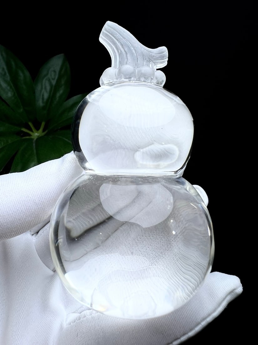 Crystal Gourd Ornament: This crystal gourd ornament embodies a perfect blend of elegance and symbolism. The crystal is exceptionally clean, allowing light to dance through its transparent form, enhancing its natural beauty.