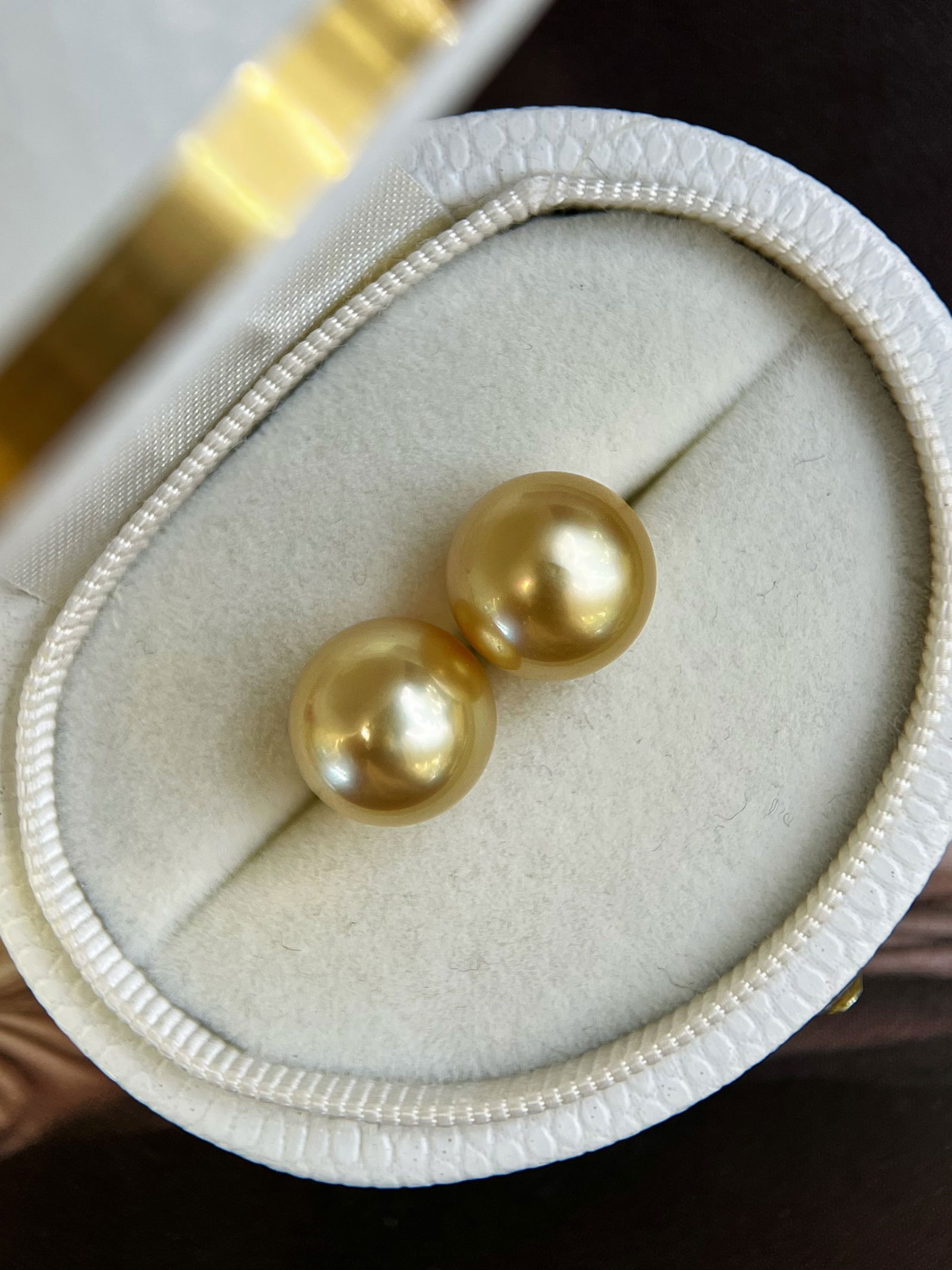 Gold Bead Earrings: This pair of gold bead earrings is a must-have accessory for any outing, offering a high frequency of appearances in fashion circles. The gold beads are known for their ability to beautifully