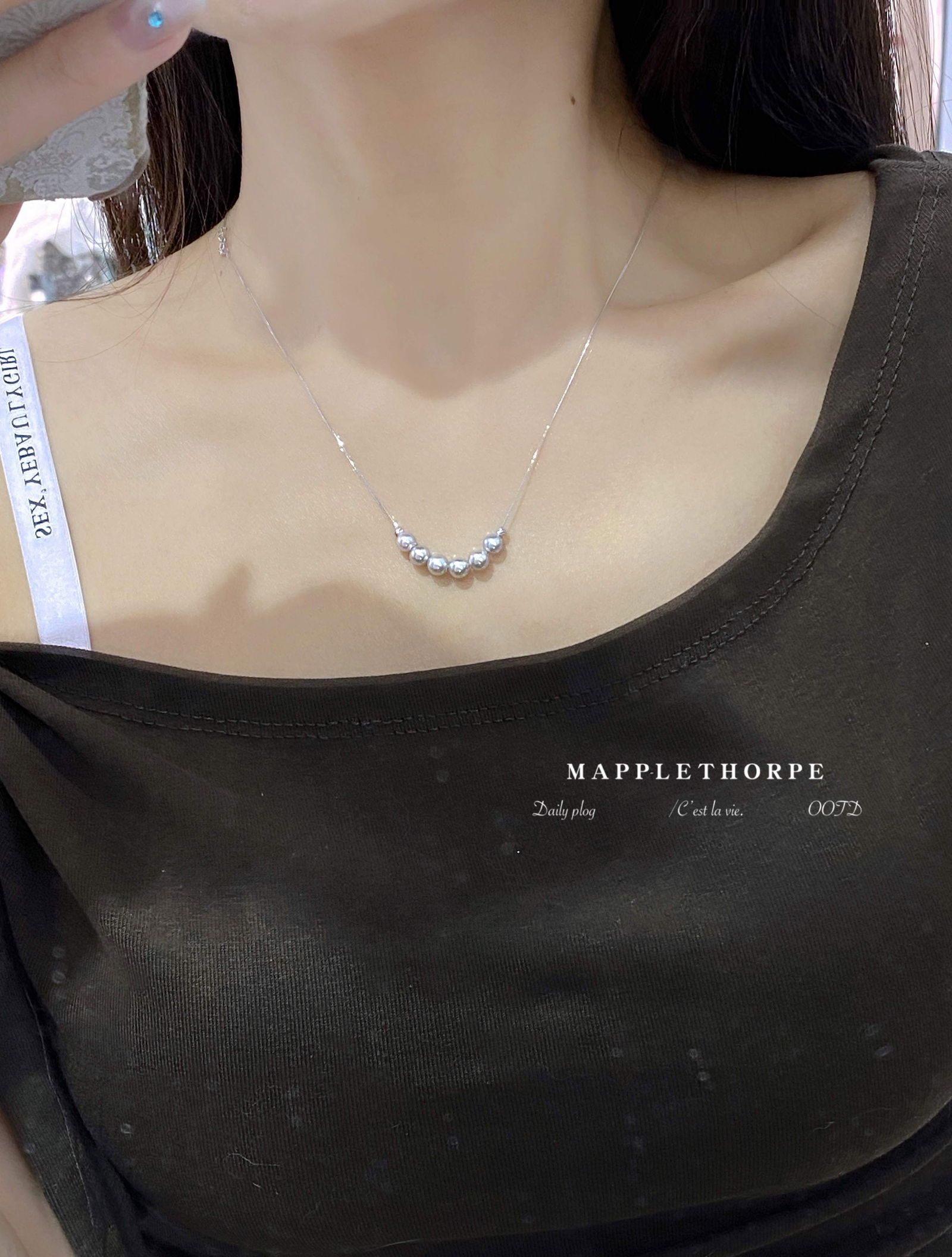 18K Gold Pearl Necklace: This necklace embodies timeless elegance with its classic design and lustrous pearls. The pearls, with their mirror-like aurora, are round and full, offering a unique and refreshing mint green hue