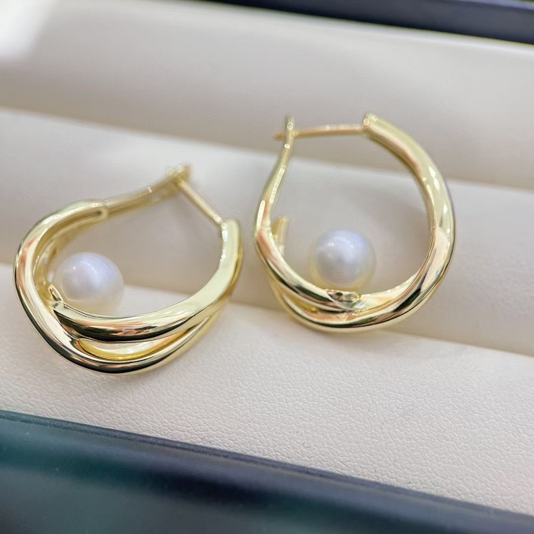 Sterling Silver Freshwater Pearl Necklace: This exquisite necklace showcases a 7.5-8mm perfectly round, flawless freshwater pearl that is a testament to timeless elegance. Its lustrous sheen and thick nacre make it a superb choice for those