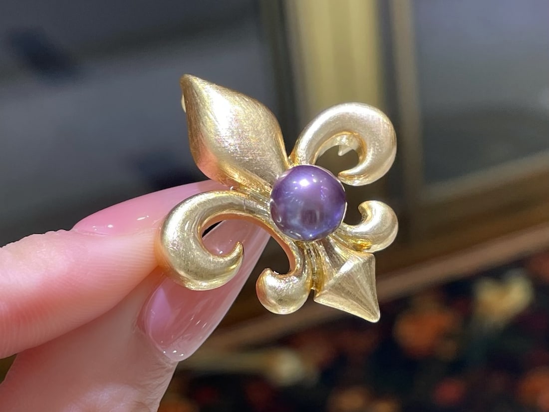 Natural Freshwater Purple Pearl Brooch: This brooch exudes a timeless elegance with its exquisite natural freshwater purple pearl, measuring between 8 to 9 mm. The pearl's alluring hue and lustrous surface make it a versatile addition to