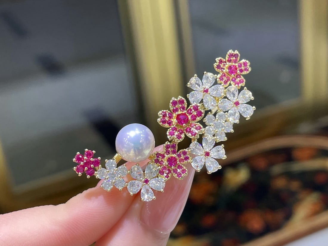 18K Gold Pearl Brooch: This exquisite brooch features a lustrous 9-10mm natural freshwater pearl, showcasing an elegance that transcends time. Meticulously crafted with precision, it promises a remarkable resistance to tarn