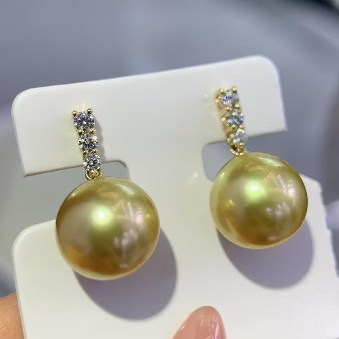 18K Gold Pearl Earrings: This pair of earrings exudes a refined elegance that is both timeless and versatile. Featuring perfectly round pearls with a mirror-like sheen, these earrings are set in luxurious 18K gold, enhancing