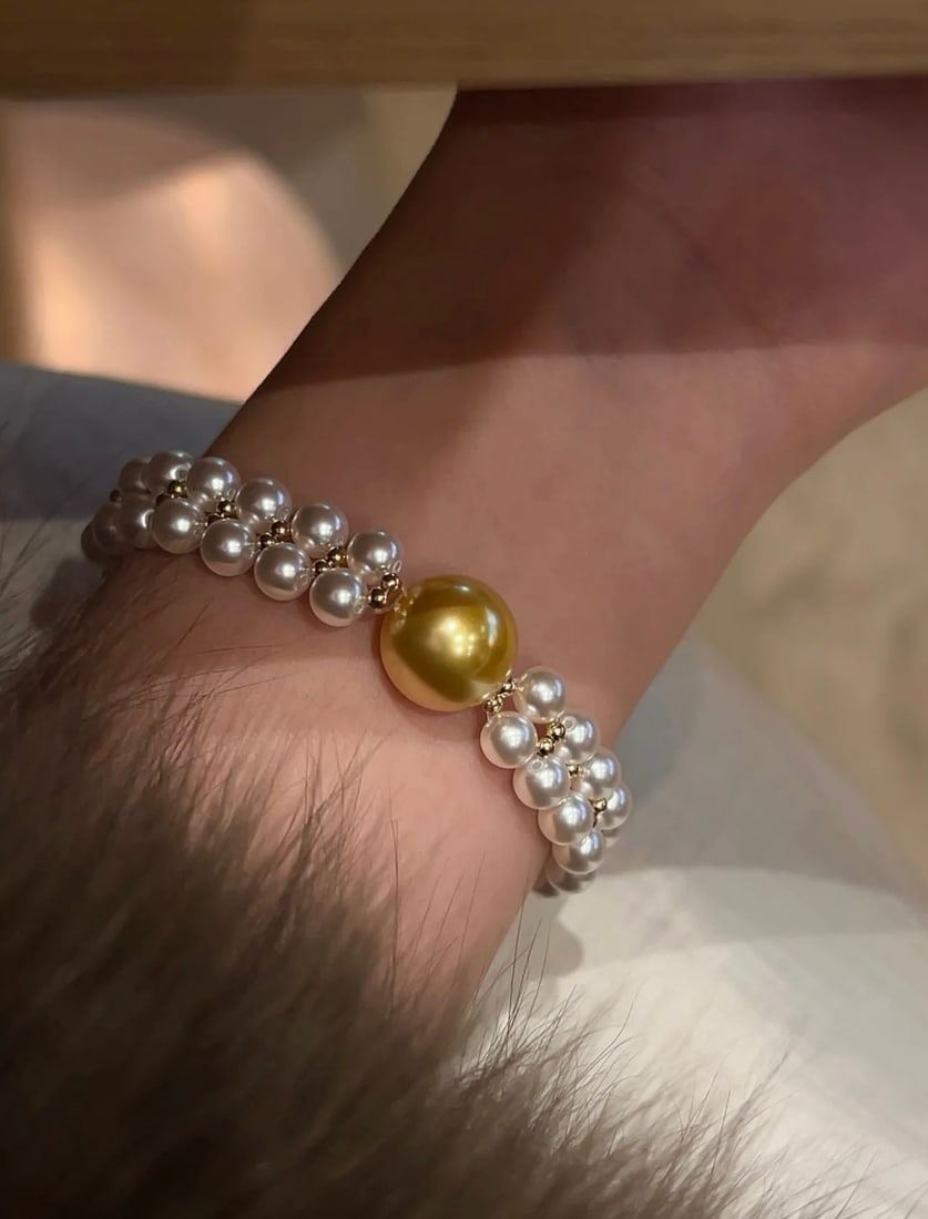 Gold Pearl Bracelet: This exquisite bracelet features lustrous pearls and elegant gold accents, creating a harmonious blend of luxury and style. The pearls, with their strong luster and minimal blemishes, are perfectly ro