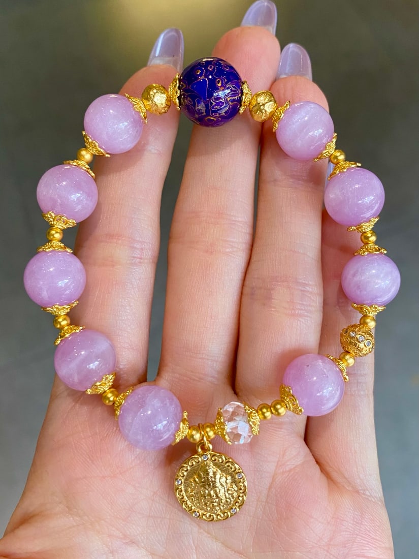 Lacquer Purple Bead Necklace: This exquisite lacquer purple bead necklace showcases a captivating luster that beautifully captures the eye. The beads exude a mesmerizing cat's eye effect, reminiscent of the alluring purple lepidol