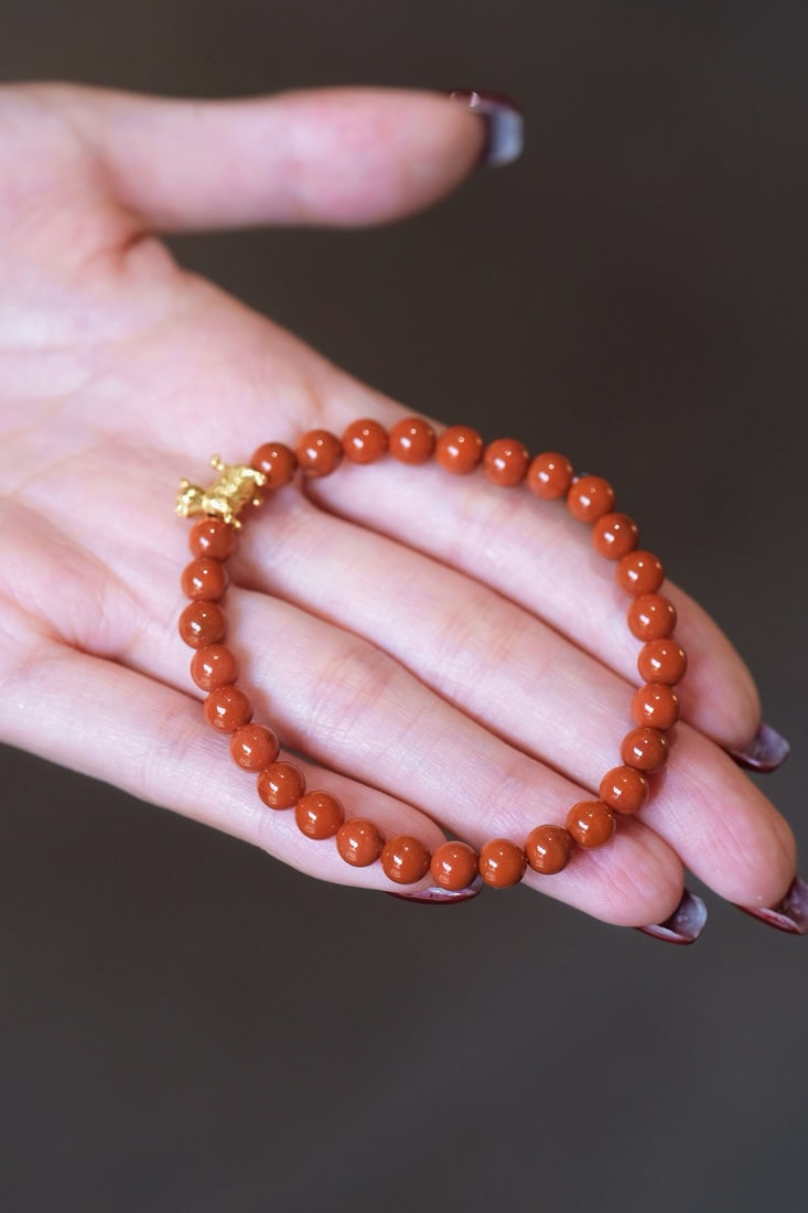 Red agate lucky cat bracelet: Red agate lucky cat bracelet