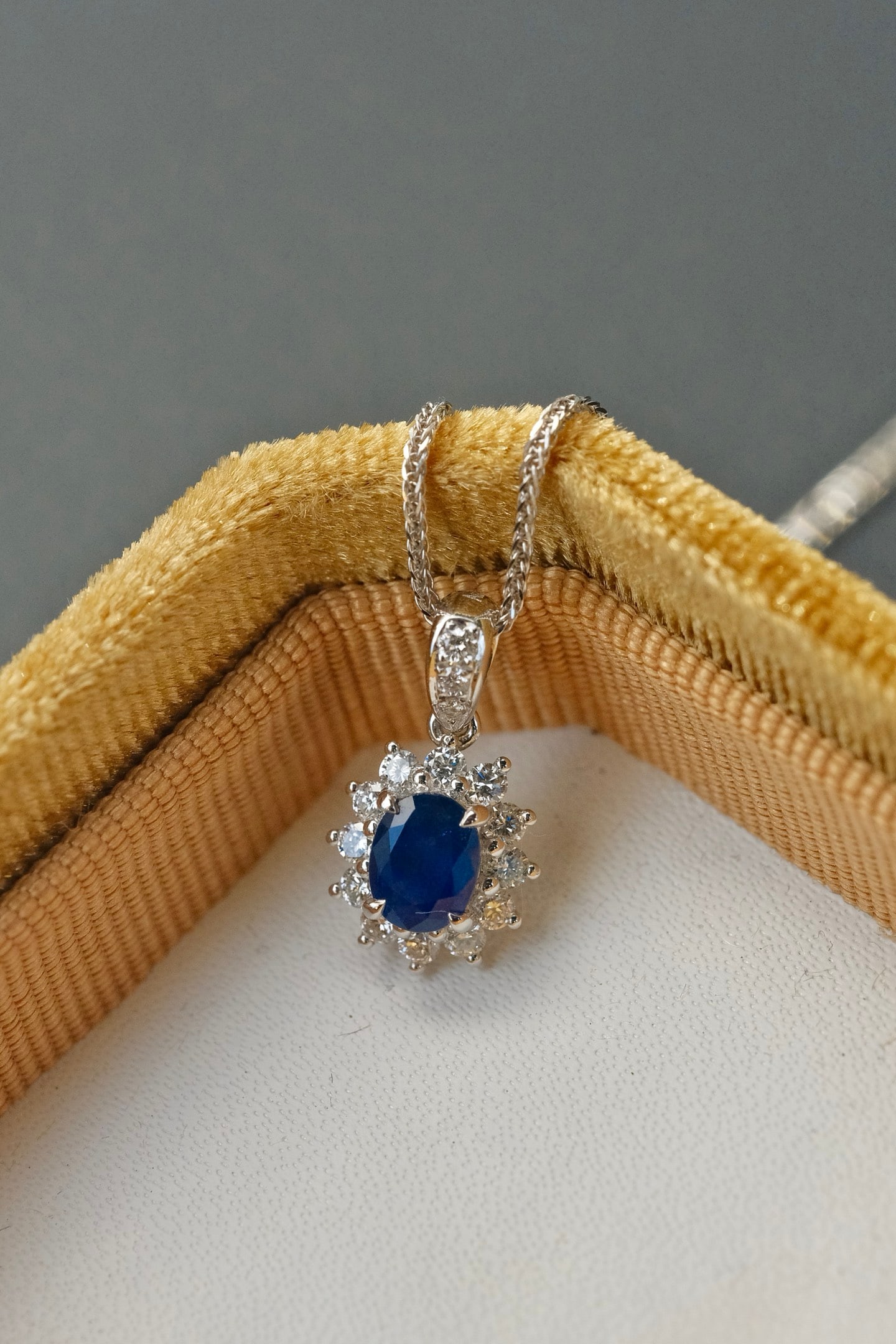 18K Gold Sapphire Pendant: This pendant showcases a natural royal blue sapphire, exuding a timeless elegance that echoes the classic allure of a princess's snowflake design. The vibrant blue hue of the sapphire is beautifully