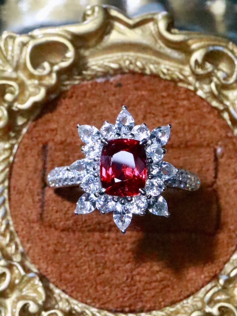 18K Gold Pink Sapphire Diamond Ring: 18K Gold Pink Sapphire Diamond Ring. Main stone: 0.72ct; Diamond: 0.476ct; Gold: 3.09g.