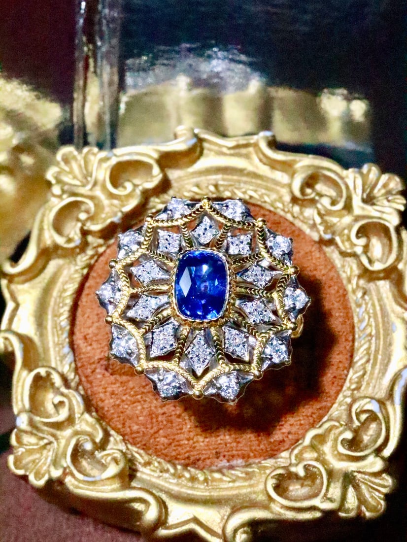 Platinum Sapphire Diamond Ring: This exquisite platinum sapphire diamond ring seamlessly blends modern and classical elements, exuding an exotic charm. Its elegant lines captivate the eye, making it a stunning addition to any