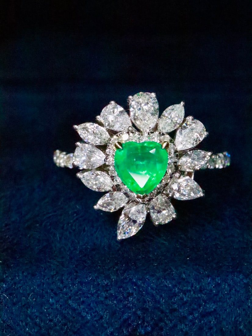 18K Gold Emerald Ring: This exquisite piece is a testament to romance and individuality, featuring an irregular and heart-shaped design that captivates with its unique charm. Crafted in luxurious 18K gold, it highlights a v