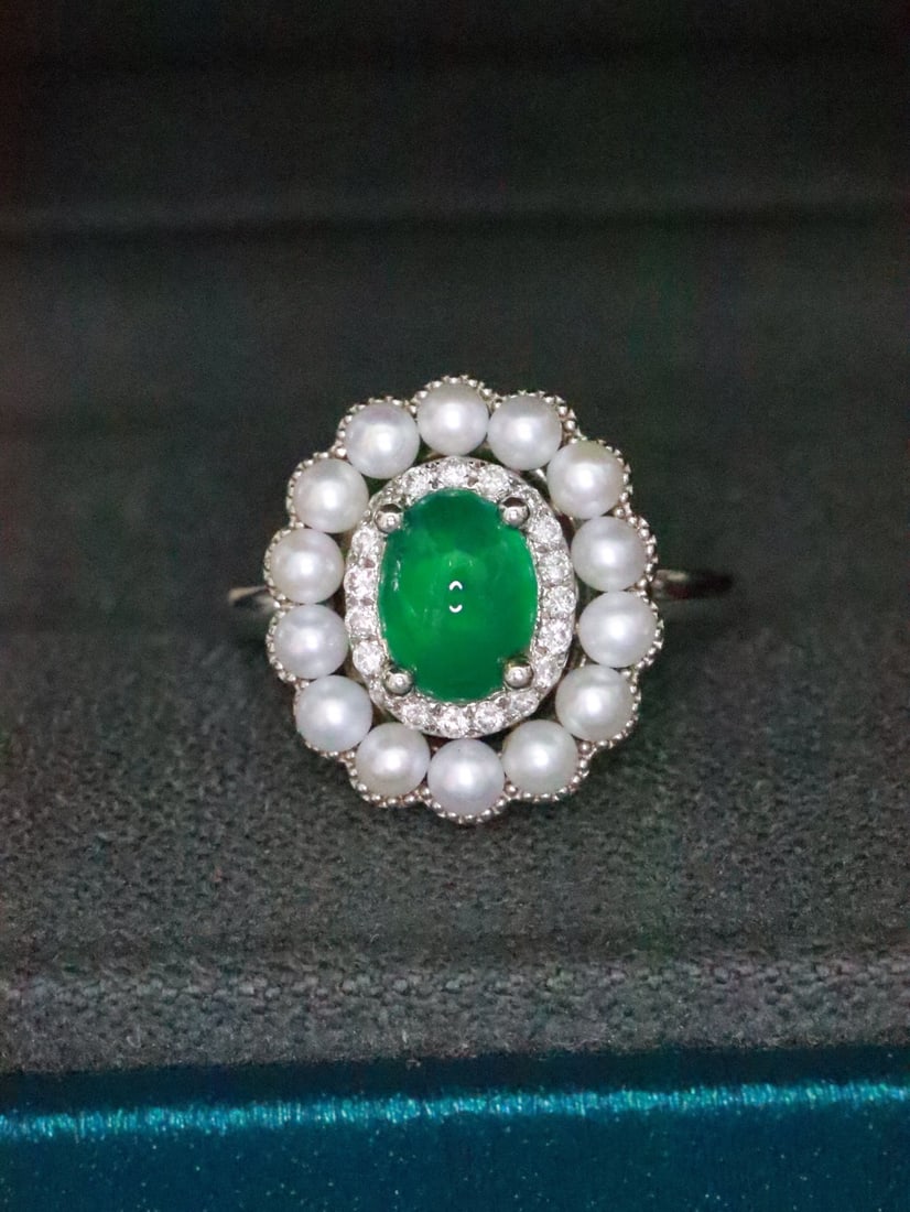 18K Gold Emerald Ring: This 18K Gold Emerald Ring is a testament to exquisite craftsmanship and timeless elegance. The vivid green hue of the emerald takes center stage, exuding a noble aura that elevates any ensemble. Pair