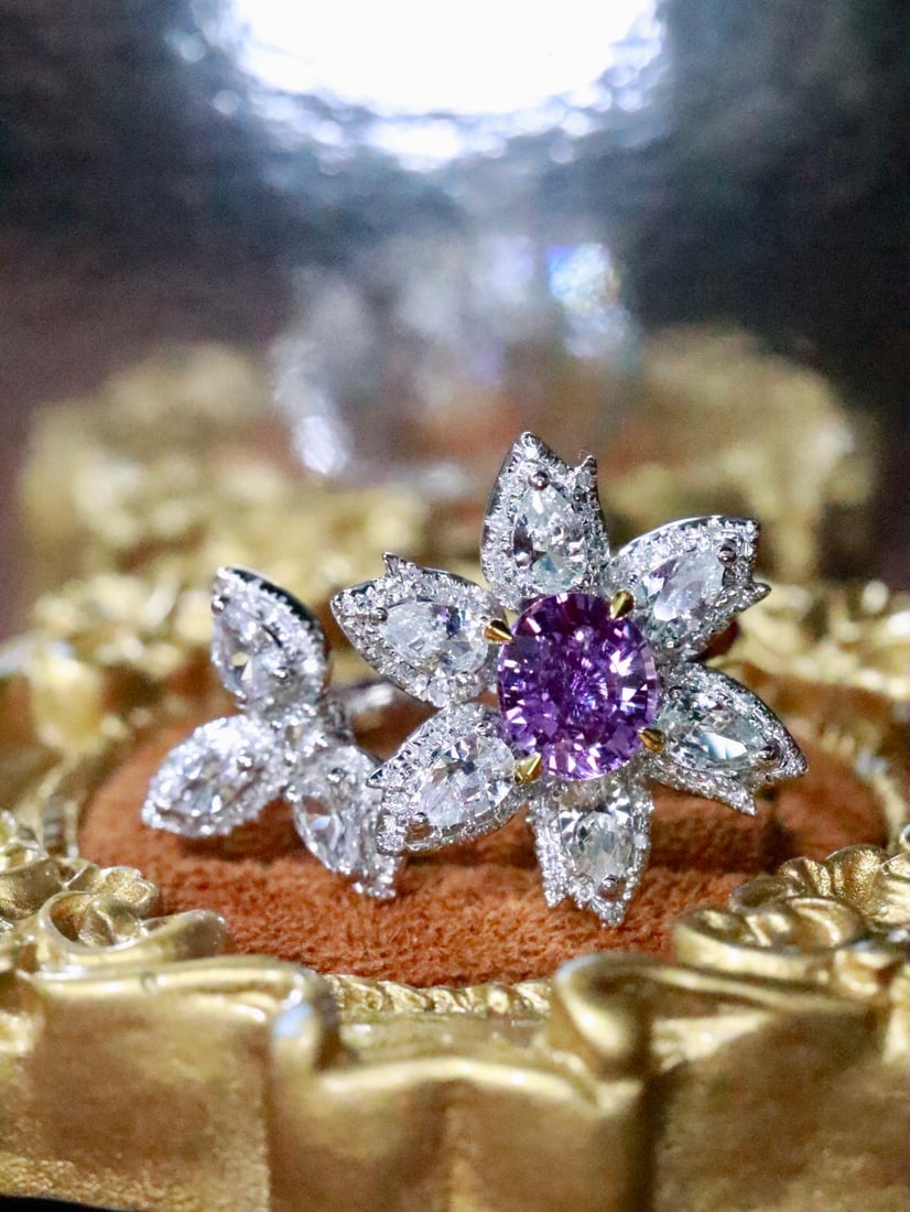 18K Gold Sapphire Ring: This 18K Gold Sapphire Ring exudes an aura of mystery and nobility, captivating with its unique charm and vivid hues. The open design elegantly showcases the breathtaking beauty of the sapphire,