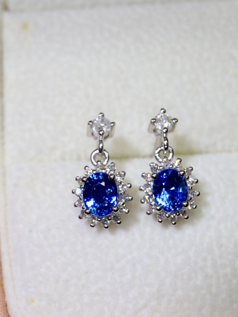 18K Gold Sapphire Earrings: This pair of 18K Gold Sapphire Earrings exudes a simple yet classic charm, perfect for those who appreciate timeless elegance. The vivid blue sapphires, reminiscent of cornflowers, are set in a